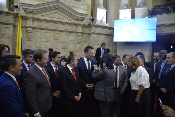 Condecoración del Congreso al Gerente de EPM
Condecoración del Congreso al Gerente de EPM
Fecha: Septiembre 3 de 2019. 
Para descargar esta fotografía en alta resolución, haga clic sobre la imagen hasta que la misma se despliegue en la pantalla completa; luego dé clic derecho y elija la opción "guardar imagen como". 
En caso de publicación por cualquier medio, solicitamos acompañarla del crédito: "Foto EPM"
Palabras clave: Condecoración del Congreso al Gerente de EPM