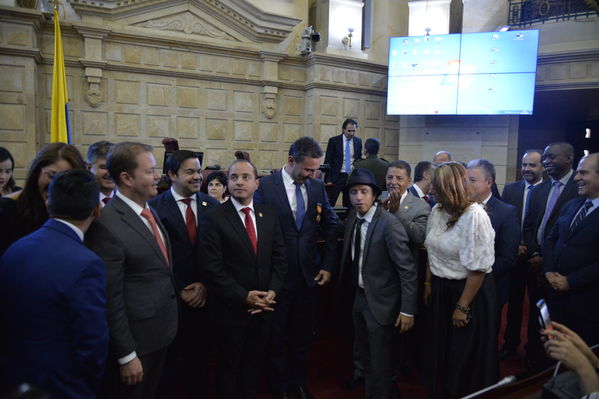 Condecoración del Congreso al Gerente de EPM
Condecoración del Congreso al Gerente de EPM
Fecha: Septiembre 3 de 2019. 
Para descargar esta fotografía en alta resolución, haga clic sobre la imagen hasta que la misma se despliegue en la pantalla completa; luego dé clic derecho y elija la opción "guardar imagen como". 
En caso de publicación por cualquier medio, solicitamos acompañarla del crédito: "Foto EPM"
Palabras clave: Condecoración del Congreso al Gerente de EPM