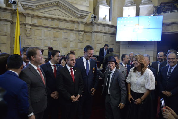 Condecoración del Congreso al Gerente de EPM
Condecoración del Congreso al Gerente de EPM
Fecha: Septiembre 3 de 2019. 
Para descargar esta fotografía en alta resolución, haga clic sobre la imagen hasta que la misma se despliegue en la pantalla completa; luego dé clic derecho y elija la opción "guardar imagen como". 
En caso de publicación por cualquier medio, solicitamos acompañarla del crédito: "Foto EPM"
Palabras clave: Condecoración del Congreso al Gerente de EPM