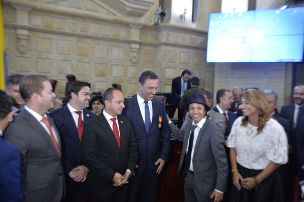 Condecoración del Congreso al Gerente de EPM
Condecoración del Congreso al Gerente de EPM
Fecha: Septiembre 3 de 2019. 
Para descargar esta fotografía en alta resolución, haga clic sobre la imagen hasta que la misma se despliegue en la pantalla completa; luego dé clic derecho y elija la opción "guardar imagen como". 
En caso de publicación por cualquier medio, solicitamos acompañarla del crédito: "Foto EPM"
Palabras clave: Condecoración del Congreso al Gerente de EPM