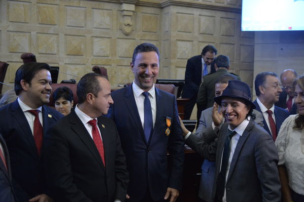 Condecoración del Congreso al Gerente de EPM
Condecoración del Congreso al Gerente de EPM
Fecha: Septiembre 3 de 2019. 
Para descargar esta fotografía en alta resolución, haga clic sobre la imagen hasta que la misma se despliegue en la pantalla completa; luego dé clic derecho y elija la opción "guardar imagen como". 
En caso de publicación por cualquier medio, solicitamos acompañarla del crédito: "Foto EPM"
Palabras clave: Condecoración del Congreso al Gerente de EPM