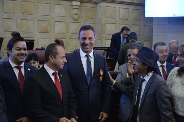 Condecoración del Congreso al Gerente de EPM
Condecoración del Congreso al Gerente de EPM
Fecha: Septiembre 3 de 2019. 
Para descargar esta fotografía en alta resolución, haga clic sobre la imagen hasta que la misma se despliegue en la pantalla completa; luego dé clic derecho y elija la opción "guardar imagen como". 
En caso de publicación por cualquier medio, solicitamos acompañarla del crédito: "Foto EPM"
Palabras clave: Condecoración del Congreso al Gerente de EPM