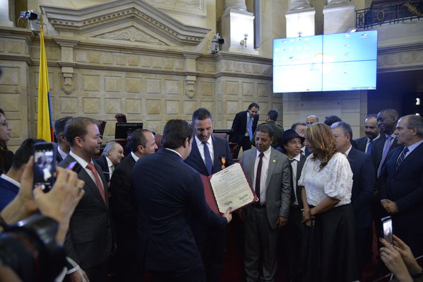 Condecoración del Congreso al Gerente de EPM
Condecoración del Congreso al Gerente de EPM
Fecha: Septiembre 3 de 2019. 
Para descargar esta fotografía en alta resolución, haga clic sobre la imagen hasta que la misma se despliegue en la pantalla completa; luego dé clic derecho y elija la opción "guardar imagen como". 
En caso de publicación por cualquier medio, solicitamos acompañarla del crédito: "Foto EPM"
Palabras clave: Condecoración del Congreso al Gerente de EPM