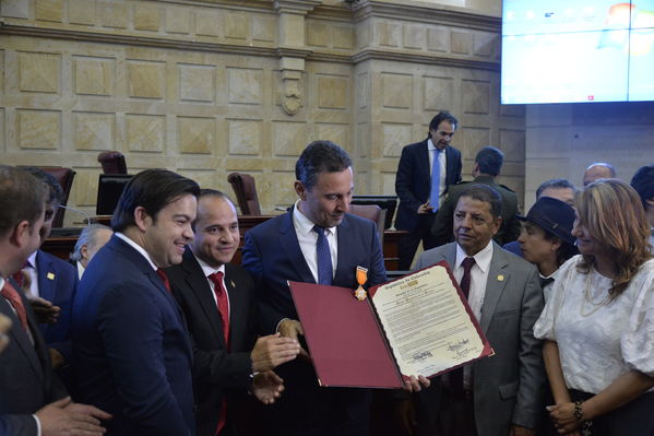 Condecoración del Congreso al Gerente de EPM
Condecoración del Congreso al Gerente de EPM
Fecha: Septiembre 3 de 2019. 
Para descargar esta fotografía en alta resolución, haga clic sobre la imagen hasta que la misma se despliegue en la pantalla completa; luego dé clic derecho y elija la opción "guardar imagen como". 
En caso de publicación por cualquier medio, solicitamos acompañarla del crédito: "Foto EPM"
Palabras clave: Condecoración del Congreso al Gerente de EPM