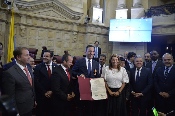 Condecoración del Congreso al Gerente de EPM
Condecoración del Congreso al Gerente de EPM
Fecha: Septiembre 3 de 2019. 
Para descargar esta fotografía en alta resolución, haga clic sobre la imagen hasta que la misma se despliegue en la pantalla completa; luego dé clic derecho y elija la opción "guardar imagen como". 
En caso de publicación por cualquier medio, solicitamos acompañarla del crédito: "Foto EPM"
Palabras clave: Condecoración del Congreso al Gerente de EPM