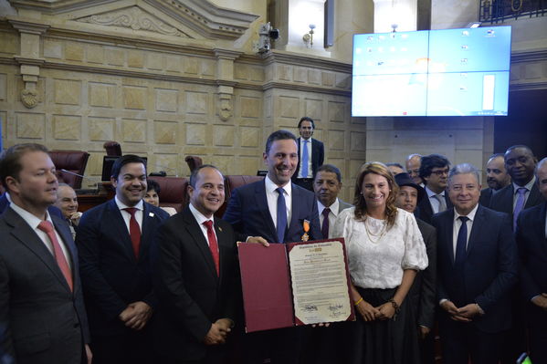 Condecoración del Congreso al Gerente de EPM
Condecoración del Congreso al Gerente de EPM
Fecha: Septiembre 3 de 2019. 
Para descargar esta fotografía en alta resolución, haga clic sobre la imagen hasta que la misma se despliegue en la pantalla completa; luego dé clic derecho y elija la opción "guardar imagen como". 
En caso de publicación por cualquier medio, solicitamos acompañarla del crédito: "Foto EPM"
Palabras clave: Condecoración del Congreso al Gerente de EPM