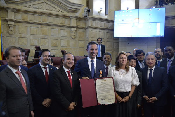 Condecoración del Congreso al Gerente de EPM
Condecoración del Congreso al Gerente de EPM
Fecha: Septiembre 3 de 2019. 
Para descargar esta fotografía en alta resolución, haga clic sobre la imagen hasta que la misma se despliegue en la pantalla completa; luego dé clic derecho y elija la opción "guardar imagen como". 
En caso de publicación por cualquier medio, solicitamos acompañarla del crédito: "Foto EPM"
Palabras clave: Condecoración del Congreso al Gerente de EPM