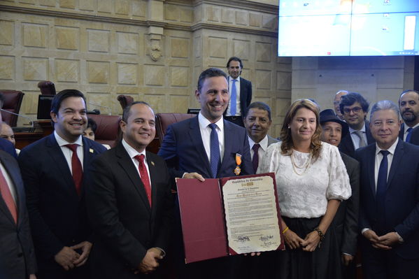 Condecoración del Congreso al Gerente de EPM
Condecoración del Congreso al Gerente de EPM
Fecha: Septiembre 3 de 2019. 
Para descargar esta fotografía en alta resolución, haga clic sobre la imagen hasta que la misma se despliegue en la pantalla completa; luego dé clic derecho y elija la opción "guardar imagen como". 
En caso de publicación por cualquier medio, solicitamos acompañarla del crédito: "Foto EPM"
Palabras clave: Condecoración del Congreso al Gerente de EPM