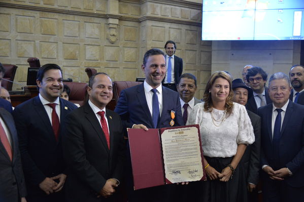 Condecoración del Congreso al Gerente de EPM
Condecoración del Congreso al Gerente de EPM
Fecha: Septiembre 3 de 2019. 
Para descargar esta fotografía en alta resolución, haga clic sobre la imagen hasta que la misma se despliegue en la pantalla completa; luego dé clic derecho y elija la opción "guardar imagen como". 
En caso de publicación por cualquier medio, solicitamos acompañarla del crédito: "Foto EPM"
Palabras clave: Condecoración del Congreso al Gerente de EPM