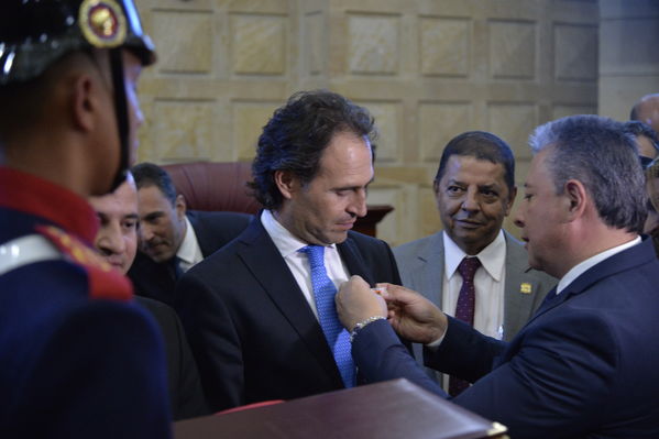 Condecoración del Congreso al Gerente de EPM
Condecoración del Congreso al Gerente de EPM
Fecha: Septiembre 3 de 2019. 
Para descargar esta fotografía en alta resolución, haga clic sobre la imagen hasta que la misma se despliegue en la pantalla completa; luego dé clic derecho y elija la opción "guardar imagen como". 
En caso de publicación por cualquier medio, solicitamos acompañarla del crédito: "Foto EPM"
Palabras clave: Condecoración del Congreso al Gerente de EPM