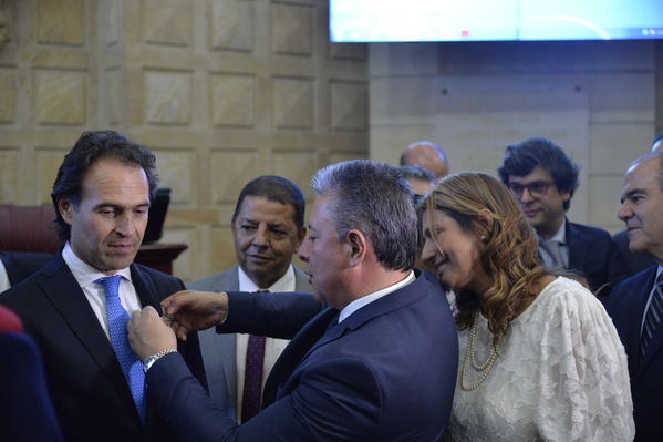 Condecoración del Congreso al Gerente de EPM
Condecoración del Congreso al Gerente de EPM
Fecha: Septiembre 3 de 2019. 
Para descargar esta fotografía en alta resolución, haga clic sobre la imagen hasta que la misma se despliegue en la pantalla completa; luego dé clic derecho y elija la opción "guardar imagen como". 
En caso de publicación por cualquier medio, solicitamos acompañarla del crédito: "Foto EPM"
Palabras clave: Condecoración del Congreso al Gerente de EPM