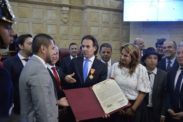 Condecoración del Congreso al Gerente de EPM
Condecoración del Congreso al Gerente de EPM
Fecha: Septiembre 3 de 2019. 
Para descargar esta fotografía en alta resolución, haga clic sobre la imagen hasta que la misma se despliegue en la pantalla completa; luego dé clic derecho y elija la opción "guardar imagen como". 
En caso de publicación por cualquier medio, solicitamos acompañarla del crédito: "Foto EPM"
Palabras clave: Condecoración del Congreso al Gerente de EPM