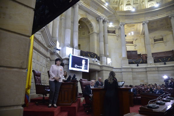 Condecoración del Congreso al Gerente de EPM
Condecoración del Congreso al Gerente de EPM
Fecha: Septiembre 3 de 2019. 
Para descargar esta fotografía en alta resolución, haga clic sobre la imagen hasta que la misma se despliegue en la pantalla completa; luego dé clic derecho y elija la opción "guardar imagen como". 
En caso de publicación por cualquier medio, solicitamos acompañarla del crédito: "Foto EPM"
Palabras clave: Condecoración del Congreso al Gerente de EPM