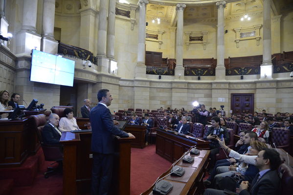 Condecoración del Congreso al Gerente de EPM
Condecoración del Congreso al Gerente de EPM
Fecha: Septiembre 3 de 2019. 
Para descargar esta fotografía en alta resolución, haga clic sobre la imagen hasta que la misma se despliegue en la pantalla completa; luego dé clic derecho y elija la opción "guardar imagen como". 
En caso de publicación por cualquier medio, solicitamos acompañarla del crédito: "Foto EPM"
Palabras clave: Condecoración del Congreso al Gerente de EPM