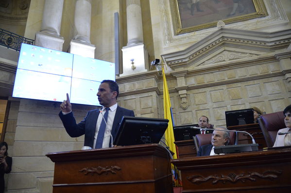 Condecoración del Congreso al Gerente de EPM
Condecoración del Congreso al Gerente de EPM
Fecha: Septiembre 3 de 2019. 
Para descargar esta fotografía en alta resolución, haga clic sobre la imagen hasta que la misma se despliegue en la pantalla completa; luego dé clic derecho y elija la opción "guardar imagen como". 
En caso de publicación por cualquier medio, solicitamos acompañarla del crédito: "Foto EPM"
Palabras clave: Condecoración del Congreso al Gerente de EPM