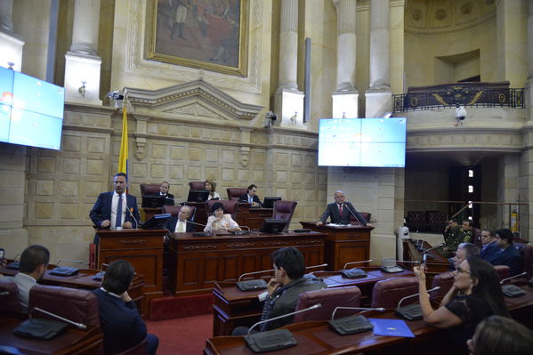 Condecoración del Congreso al Gerente de EPM
Condecoración del Congreso al Gerente de EPM
Fecha: Septiembre 3 de 2019. 
Para descargar esta fotografía en alta resolución, haga clic sobre la imagen hasta que la misma se despliegue en la pantalla completa; luego dé clic derecho y elija la opción "guardar imagen como". 
En caso de publicación por cualquier medio, solicitamos acompañarla del crédito: "Foto EPM"
Palabras clave: Condecoración del Congreso al Gerente de EPM