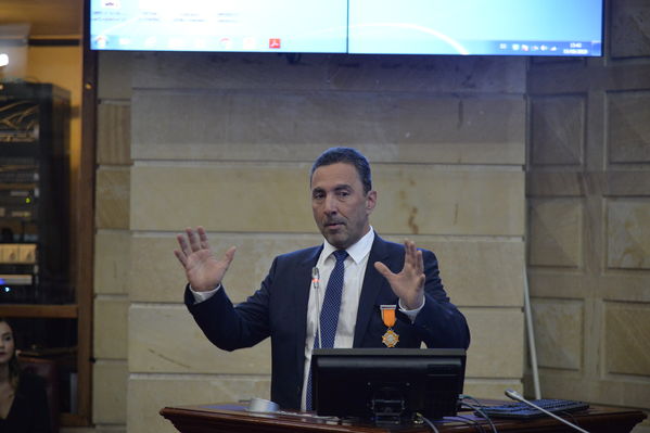 Condecoración del Congreso al Gerente de EPM
Condecoración del Congreso al Gerente de EPM
Fecha: Septiembre 3 de 2019. 
Para descargar esta fotografía en alta resolución, haga clic sobre la imagen hasta que la misma se despliegue en la pantalla completa; luego dé clic derecho y elija la opción "guardar imagen como". 
En caso de publicación por cualquier medio, solicitamos acompañarla del crédito: "Foto EPM"
Palabras clave: Condecoración del Congreso al Gerente de EPM