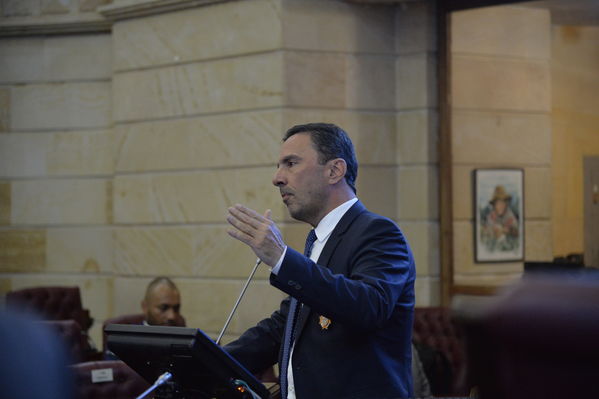 Condecoración del Congreso al Gerente de EPM
Condecoración del Congreso al Gerente de EPM
Fecha: Septiembre 3 de 2019. 
Para descargar esta fotografía en alta resolución, haga clic sobre la imagen hasta que la misma se despliegue en la pantalla completa; luego dé clic derecho y elija la opción "guardar imagen como". 
En caso de publicación por cualquier medio, solicitamos acompañarla del crédito: "Foto EPM"
Palabras clave: Condecoración del Congreso al Gerente de EPM