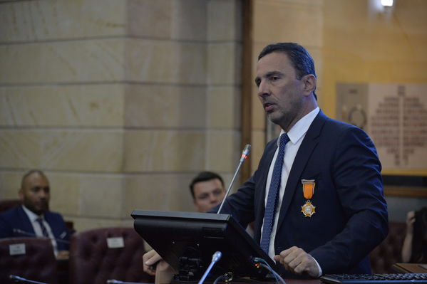 Condecoración del Congreso al Gerente de EPM
Condecoración del Congreso al Gerente de EPM
Fecha: Septiembre 3 de 2019. 
Para descargar esta fotografía en alta resolución, haga clic sobre la imagen hasta que la misma se despliegue en la pantalla completa; luego dé clic derecho y elija la opción "guardar imagen como". 
En caso de publicación por cualquier medio, solicitamos acompañarla del crédito: "Foto EPM"
Palabras clave: Condecoración del Congreso al Gerente de EPM