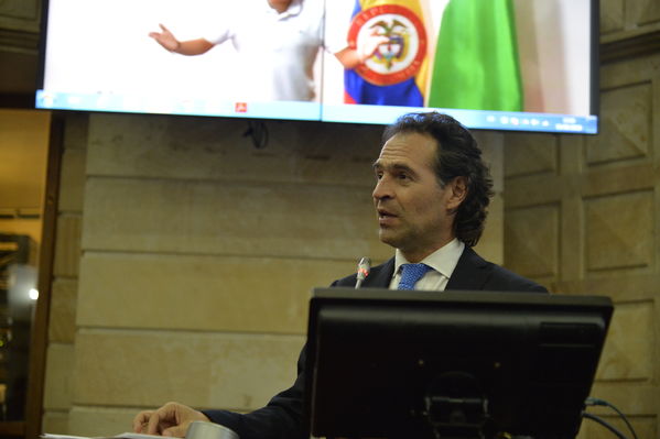 Condecoración del Congreso al Gerente de EPM
Condecoración del Congreso al Gerente de EPM
Fecha: Septiembre 3 de 2019. 
Para descargar esta fotografía en alta resolución, haga clic sobre la imagen hasta que la misma se despliegue en la pantalla completa; luego dé clic derecho y elija la opción "guardar imagen como". 
En caso de publicación por cualquier medio, solicitamos acompañarla del crédito: "Foto EPM"
Palabras clave: Condecoración del Congreso al Gerente de EPM