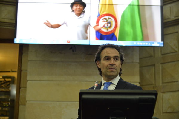 Condecoración del Congreso al Gerente de EPM
Condecoración del Congreso al Gerente de EPM
Fecha: Septiembre 3 de 2019. 
Para descargar esta fotografía en alta resolución, haga clic sobre la imagen hasta que la misma se despliegue en la pantalla completa; luego dé clic derecho y elija la opción "guardar imagen como". 
En caso de publicación por cualquier medio, solicitamos acompañarla del crédito: "Foto EPM"
Palabras clave: Condecoración del Congreso al Gerente de EPM