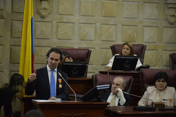 Condecoración del Congreso al Gerente de EPM
Condecoración del Congreso al Gerente de EPM
Fecha: Septiembre 3 de 2019. 
Para descargar esta fotografía en alta resolución, haga clic sobre la imagen hasta que la misma se despliegue en la pantalla completa; luego dé clic derecho y elija la opción "guardar imagen como". 
En caso de publicación por cualquier medio, solicitamos acompañarla del crédito: "Foto EPM"
Palabras clave: Condecoración del Congreso al Gerente de EPM