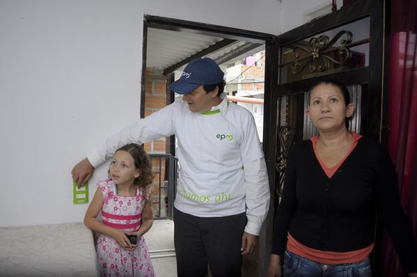 Cliente 2000000 del servicio de energía eléctrica
Cliente 2000000 del servicio de energía eléctrica
Fecha: Septiembre 4 de 2013.  Lugar: Barrio El Picacho
Para descargar esta fotografía en alta resolución, haga clic sobre la imagen hasta que la misma se despliegue en la pantalla completa; luego dé clic derecho y elija la opción "guardar imagen como". 
En caso de publicación por cualquier medio, solicitamos acompañarla del crédito: "Cortesía EPM".
Palabras clave: Cliente 2000000  servicio  energía eléctrica