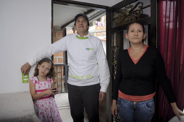 Cliente 2000000 del servicio de energía eléctrica
Cliente 2000000 del servicio de energía eléctrica
Fecha: Septiembre 4 de 2013.  Lugar: Barrio El Picacho
Para descargar esta fotografía en alta resolución, haga clic sobre la imagen hasta que la misma se despliegue en la pantalla completa; luego dé clic derecho y elija la opción "guardar imagen como". 
En caso de publicación por cualquier medio, solicitamos acompañarla del crédito: "Cortesía EPM".
Palabras clave: Cliente 2000000  servicio  energía eléctrica