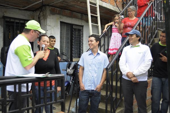Cliente 2000000 del servicio de energía eléctrica
Cliente 2000000 del servicio de energía eléctrica
Fecha: Septiembre 4 de 2013.  Lugar: Barrio El Picacho
Para descargar esta fotografía en alta resolución, haga clic sobre la imagen hasta que la misma se despliegue en la pantalla completa; luego dé clic derecho y elija la opción "guardar imagen como". 
En caso de publicación por cualquier medio, solicitamos acompañarla del crédito: "Cortesía EPM".
Palabras clave: Cliente 2000000  servicio  energía eléctrica