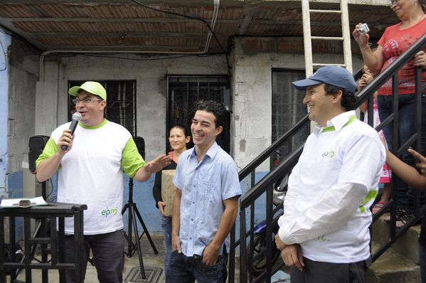 Cliente 2000000 del servicio de energía eléctrica
Cliente 2000000 del servicio de energía eléctrica
Fecha: Septiembre 4 de 2013.  Lugar: Barrio El Picacho
Para descargar esta fotografía en alta resolución, haga clic sobre la imagen hasta que la misma se despliegue en la pantalla completa; luego dé clic derecho y elija la opción "guardar imagen como". 
En caso de publicación por cualquier medio, solicitamos acompañarla del crédito: "Cortesía EPM".
Palabras clave: Cliente 2000000  servicio  energía eléctrica