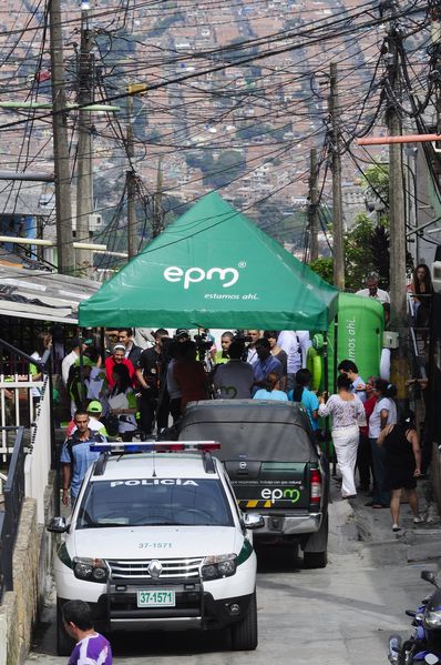 Cliente 2000000 del servicio de energía eléctrica
Cliente 2000000 del servicio de energía eléctrica
Fecha: Septiembre 4 de 2013.  Lugar: Barrio El Picacho
Para descargar esta fotografía en alta resolución, haga clic sobre la imagen hasta que la misma se despliegue en la pantalla completa; luego dé clic derecho y elija la opción "guardar imagen como". 
En caso de publicación por cualquier medio, solicitamos acompañarla del crédito: "Cortesía EPM".
Palabras clave: Cliente 2000000  servicio  energía eléctrica