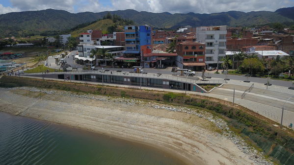 Entrega oficial del Malecón Guatapé
Entrega oficial del Malecón Guatapé
Fecha: Septiembre 5 de 2019. 
Para descargar esta fotografía en alta resolución, haga clic sobre la imagen hasta que la misma se despliegue en la pantalla completa; luego dé clic derecho y elija la opción "guardar imagen como". 
En caso de publicación por cualquier medio, solicitamos acompañarla del crédito: "Foto EPM"
Palabras clave: Entrega oficial del Malecón Guatapé