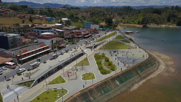 Entrega oficial del Malecón Guatapé
Entrega oficial del Malecón Guatapé
Fecha: Septiembre 5 de 2019. 
Para descargar esta fotografía en alta resolución, haga clic sobre la imagen hasta que la misma se despliegue en la pantalla completa; luego dé clic derecho y elija la opción "guardar imagen como". 
En caso de publicación por cualquier medio, solicitamos acompañarla del crédito: "Foto EPM"
Palabras clave: Entrega oficial del Malecón Guatapé