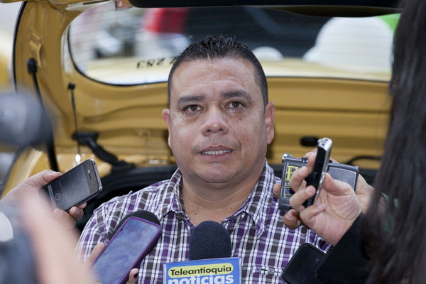 Cliente 50 mil del GNV
Cliente 50 mil del GNV
Fecha: Septiembre 17 de 2014
Para descargar esta fotografía en alta resolución, haga clic sobre la imagen hasta que la misma se despliegue en la pantalla completa; luego dé clic derecho y elija la opción "guardar imagen como". 
En caso de publicación por cualquier medio, solicitamos acompañarla del crédito: "Foto EPM"
Palabras clave: Cliente 50 mil GNV
