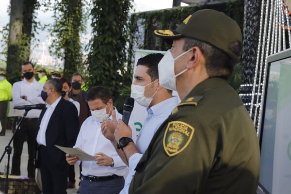 Rueda prensa alumbrados 2020
Rueda prensa alumbrados 2020.
Fecha: 11 Noviembre 2021.
Para descargar esta fotografía en alta resolución, haga clic sobre la imagen hasta que la misma se despliegue en la pantalla completa; luego dé clic derecho y elija la opción "guardar imagen como". 
En caso de publicación por cualquier medio, solicitamos acompañarla del crédito: "Foto EPM"
Palabras clave: Rueda prensa alumbrados 2020