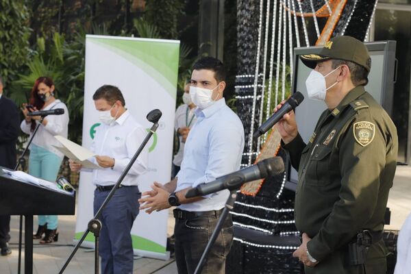 Rueda prensa alumbrados 2020
Rueda prensa alumbrados 2020.
Fecha: 11 Noviembre 2021.
Para descargar esta fotografía en alta resolución, haga clic sobre la imagen hasta que la misma se despliegue en la pantalla completa; luego dé clic derecho y elija la opción "guardar imagen como". 
En caso de publicación por cualquier medio, solicitamos acompañarla del crédito: "Foto EPM"
Palabras clave: Rueda prensa alumbrados 2020
