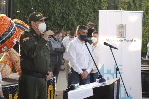 Rueda prensa alumbrados 2020
Rueda prensa alumbrados 2020.
Fecha: 11 Noviembre 2021.
Para descargar esta fotografía en alta resolución, haga clic sobre la imagen hasta que la misma se despliegue en la pantalla completa; luego dé clic derecho y elija la opción "guardar imagen como". 
En caso de publicación por cualquier medio, solicitamos acompañarla del crédito: "Foto EPM"
Palabras clave: Rueda prensa alumbrados 2020
