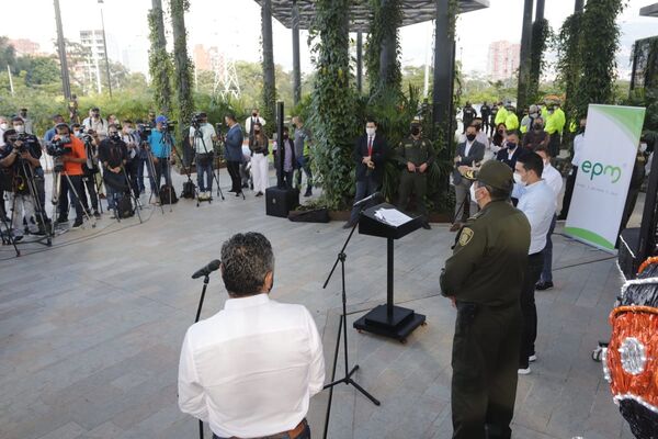 Rueda prensa alumbrados 2020
Rueda prensa alumbrados 2020.
Fecha: 11 Noviembre 2021.
Para descargar esta fotografía en alta resolución, haga clic sobre la imagen hasta que la misma se despliegue en la pantalla completa; luego dé clic derecho y elija la opción "guardar imagen como". 
En caso de publicación por cualquier medio, solicitamos acompañarla del crédito: "Foto EPM"
Palabras clave: Rueda prensa alumbrados 2020