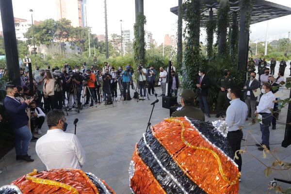 Rueda prensa alumbrados 2020
Rueda prensa alumbrados 2020.
Fecha: 11 Noviembre 2021.
Para descargar esta fotografía en alta resolución, haga clic sobre la imagen hasta que la misma se despliegue en la pantalla completa; luego dé clic derecho y elija la opción "guardar imagen como". 
En caso de publicación por cualquier medio, solicitamos acompañarla del crédito: "Foto EPM"
Palabras clave: Rueda prensa alumbrados 2020