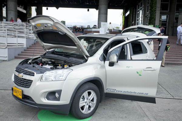 Cliente 50 mil del GNV
Cliente 50 mil del GNV
Fecha: Septiembre 17 de 2014
Para descargar esta fotografía en alta resolución, haga clic sobre la imagen hasta que la misma se despliegue en la pantalla completa; luego dé clic derecho y elija la opción "guardar imagen como". 
En caso de publicación por cualquier medio, solicitamos acompañarla del crédito: "Foto EPM"
Palabras clave: Cliente 50 mil GNV