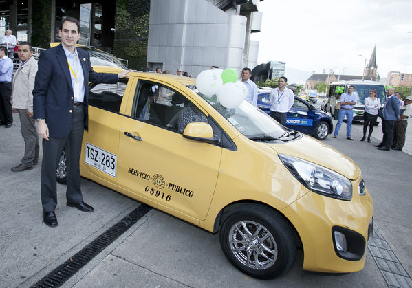 Cliente 50 mil del GNV
Cliente 50 mil del GNV
Fecha: Septiembre 17 de 2014
Para descargar esta fotografía en alta resolución, haga clic sobre la imagen hasta que la misma se despliegue en la pantalla completa; luego dé clic derecho y elija la opción "guardar imagen como". 
En caso de publicación por cualquier medio, solicitamos acompañarla del crédito: "Foto EPM"
Palabras clave: Cliente 50 mil GNV