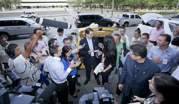 Cliente 50 mil del GNV
Cliente 50 mil del GNV
Fecha: Septiembre 17 de 2014
Para descargar esta fotografía en alta resolución, haga clic sobre la imagen hasta que la misma se despliegue en la pantalla completa; luego dé clic derecho y elija la opción "guardar imagen como". 
En caso de publicación por cualquier medio, solicitamos acompañarla del crédito: "Foto EPM"
Palabras clave: Cliente 50 mil GNV