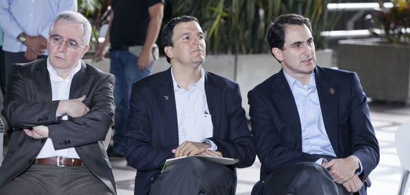 Cliente 50 mil del GNV
Cliente 50 mil del GNV
Fecha: Septiembre 17 de 2014
Para descargar esta fotografía en alta resolución, haga clic sobre la imagen hasta que la misma se despliegue en la pantalla completa; luego dé clic derecho y elija la opción "guardar imagen como". 
En caso de publicación por cualquier medio, solicitamos acompañarla del crédito: "Foto EPM"
Palabras clave: Cliente 50 mil GNV