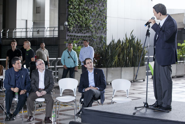 Cliente 50 mil del GNV
Cliente 50 mil del GNV
Fecha: Septiembre 17 de 2014
Para descargar esta fotografía en alta resolución, haga clic sobre la imagen hasta que la misma se despliegue en la pantalla completa; luego dé clic derecho y elija la opción "guardar imagen como". 
En caso de publicación por cualquier medio, solicitamos acompañarla del crédito: "Foto EPM"
Palabras clave: Cliente 50 mil GNV