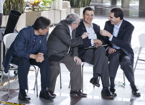 Cliente 50 mil del GNV
Cliente 50 mil del GNV
Fecha: Septiembre 17 de 2014
Para descargar esta fotografía en alta resolución, haga clic sobre la imagen hasta que la misma se despliegue en la pantalla completa; luego dé clic derecho y elija la opción "guardar imagen como". 
En caso de publicación por cualquier medio, solicitamos acompañarla del crédito: "Foto EPM"
Palabras clave: Cliente 50 mil GNV