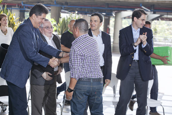 Cliente 50 mil del GNV
Cliente 50 mil del GNV
Fecha: Septiembre 17 de 2014
Para descargar esta fotografía en alta resolución, haga clic sobre la imagen hasta que la misma se despliegue en la pantalla completa; luego dé clic derecho y elija la opción "guardar imagen como". 
En caso de publicación por cualquier medio, solicitamos acompañarla del crédito: "Foto EPM"
Palabras clave: Cliente 50 mil GNV