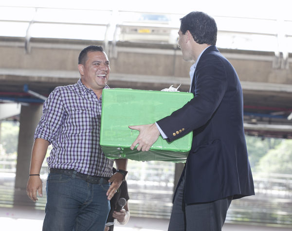 Cliente 50 mil del GNV
Cliente 50 mil del GNV
Fecha: Septiembre 17 de 2014
Para descargar esta fotografía en alta resolución, haga clic sobre la imagen hasta que la misma se despliegue en la pantalla completa; luego dé clic derecho y elija la opción "guardar imagen como". 
En caso de publicación por cualquier medio, solicitamos acompañarla del crédito: "Foto EPM"
Palabras clave: Cliente 50 mil GNV