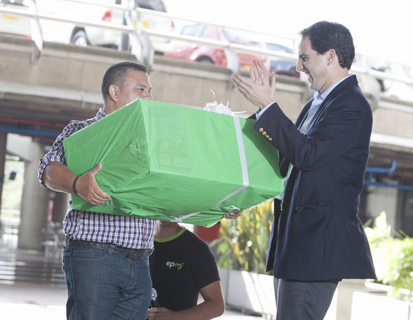 Cliente 50 mil del GNV
Cliente 50 mil del GNV
Fecha: Septiembre 17 de 2014
Para descargar esta fotografía en alta resolución, haga clic sobre la imagen hasta que la misma se despliegue en la pantalla completa; luego dé clic derecho y elija la opción "guardar imagen como". 
En caso de publicación por cualquier medio, solicitamos acompañarla del crédito: "Foto EPM"
Palabras clave: Cliente 50 mil GNV