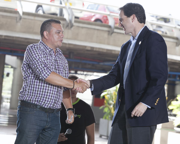 Cliente 50 mil del GNV
Cliente 50 mil del GNV
Fecha: Septiembre 17 de 2014
Para descargar esta fotografía en alta resolución, haga clic sobre la imagen hasta que la misma se despliegue en la pantalla completa; luego dé clic derecho y elija la opción "guardar imagen como". 
En caso de publicación por cualquier medio, solicitamos acompañarla del crédito: "Foto EPM"
Palabras clave: Cliente 50 mil GNV