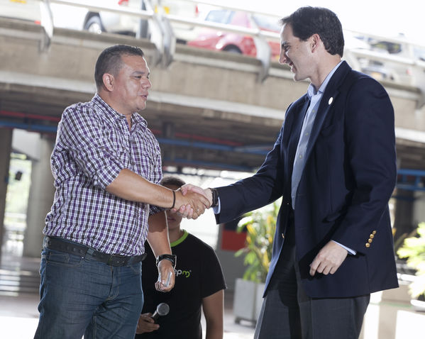 Cliente 50 mil del GNV
Cliente 50 mil del GNV
Fecha: Septiembre 17 de 2014
Para descargar esta fotografía en alta resolución, haga clic sobre la imagen hasta que la misma se despliegue en la pantalla completa; luego dé clic derecho y elija la opción "guardar imagen como". 
En caso de publicación por cualquier medio, solicitamos acompañarla del crédito: "Foto EPM"
Palabras clave: Cliente 50 mil GNV